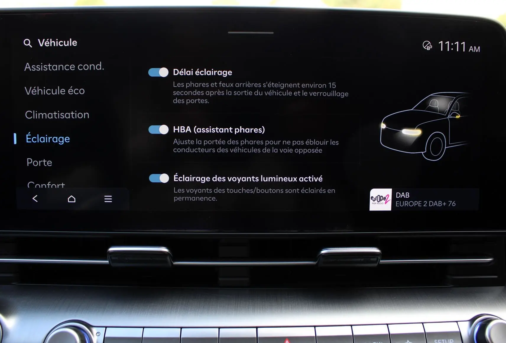 Écran tactile intérieur du Hyundai Kona 2024 affichant les réglages d’éclairage et l’assistant phares.