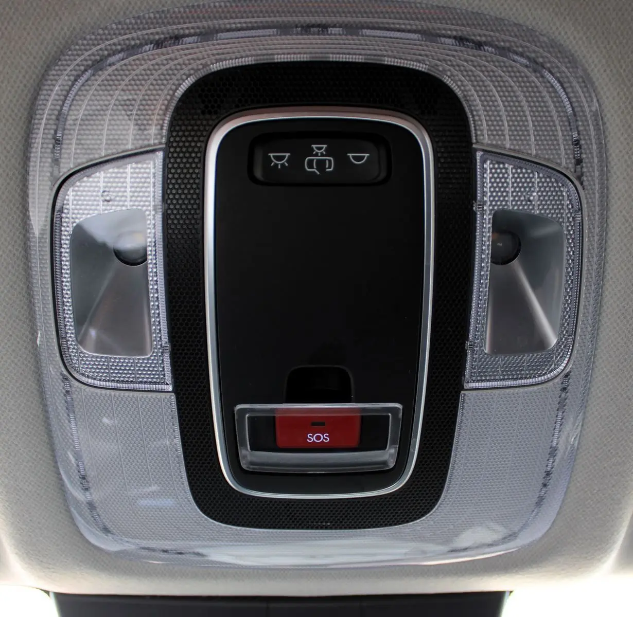 Vue en gros plan du plafonnier intérieur du Hyundai Kona 2024 avec bouton SOS rouge et éclairages LED transparents.