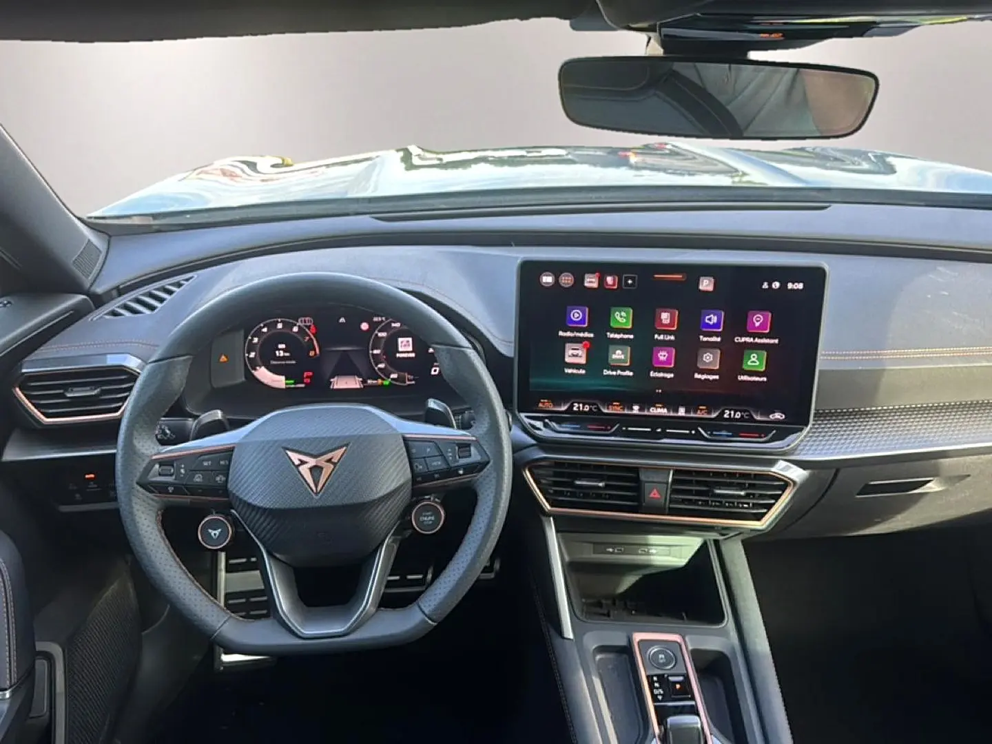 Vue intérieure avant du tableau de bord et volant cuir sport du CUPRA Formentor bleu fjord avec écran tactile central.