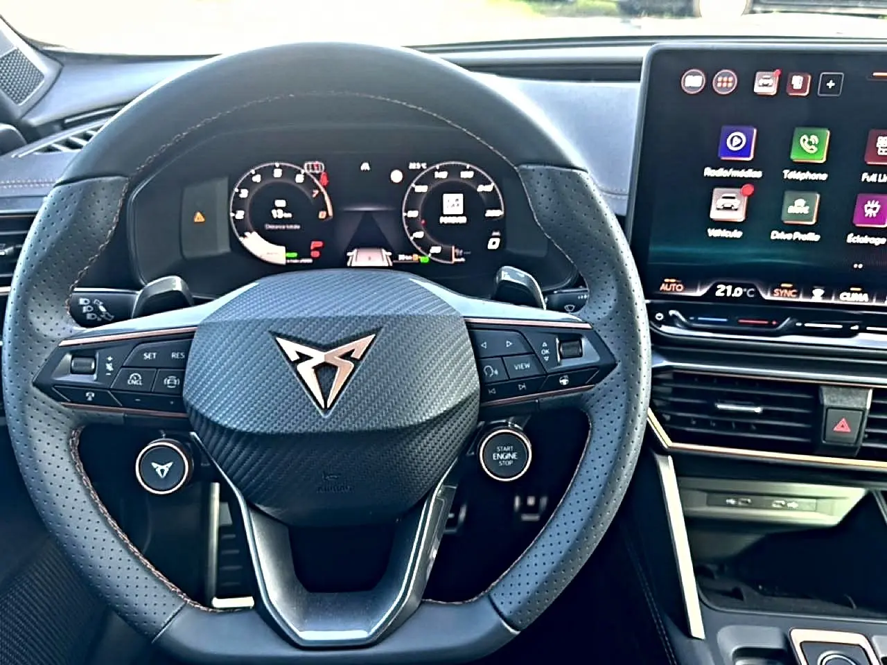 Vue rapprochée du volant sport en cuir perforé de la CUPRA Formentor 2026 avec commandes multifonctions et écran tactile.
