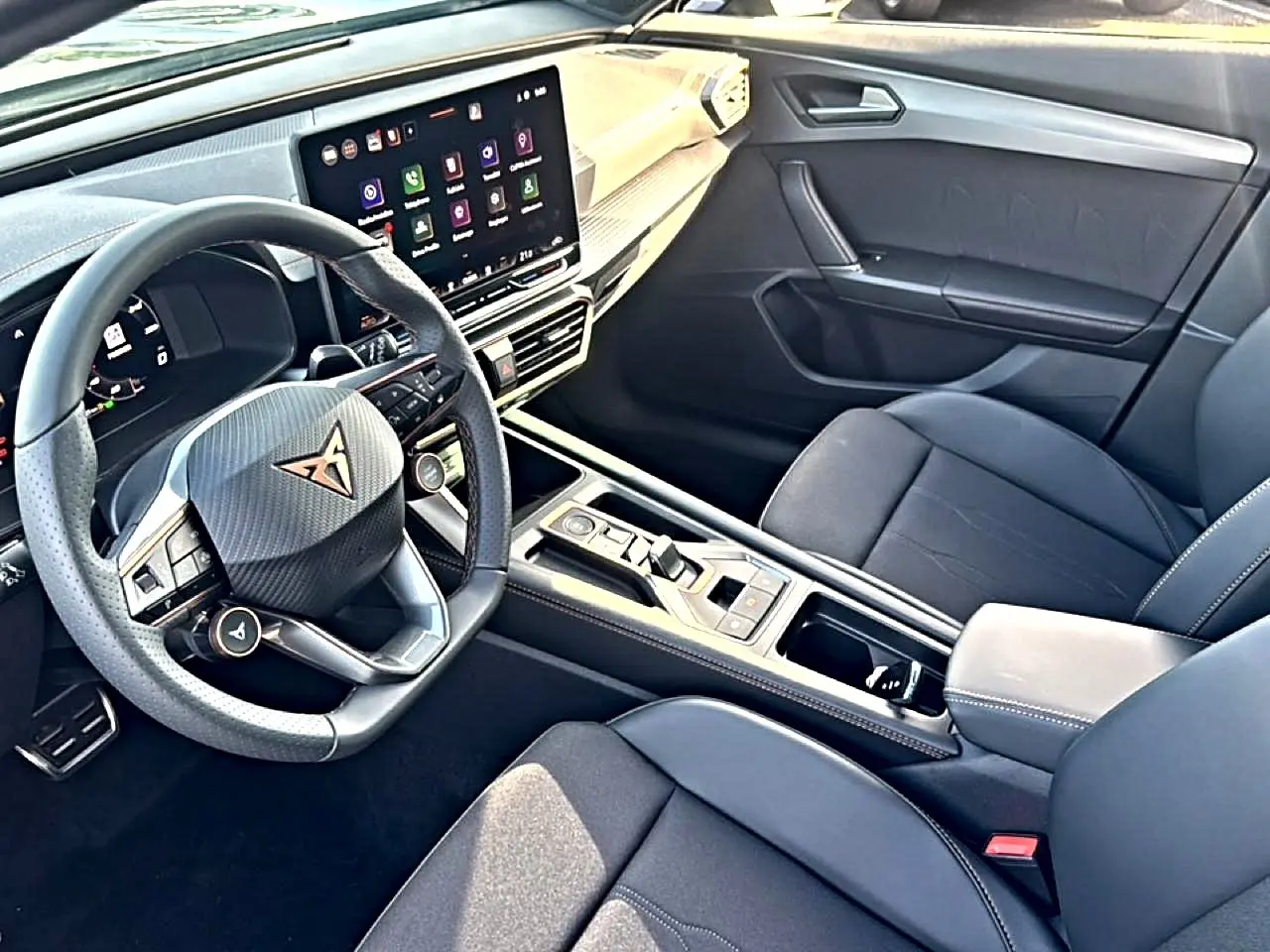 Vue intérieure côté conducteur du CUPRA Formentor bleu fjord 2026, volant cuir multifonction et écran tactile central.
