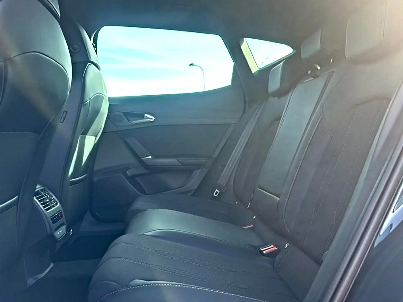 Vue intérieure côté droit des sièges arrière noirs en tissu et cuir du CUPRA Formentor 1.5 etsi hybrid 2026.