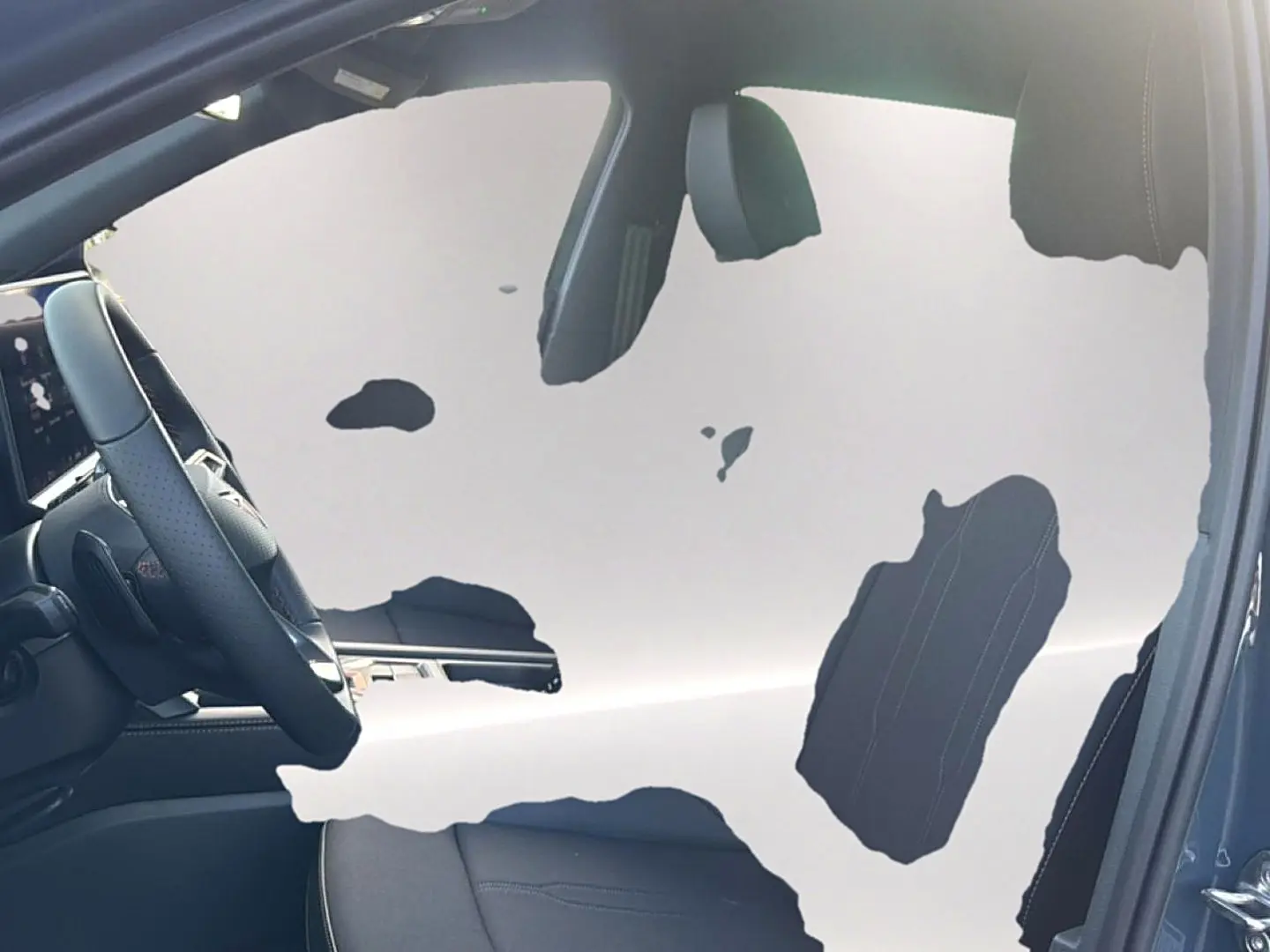 Intérieur du CUPRA Formentor 1.5 etsi hybrid 2026, vue côté conducteur avec sièges sport noirs et volant cuir multifonction.