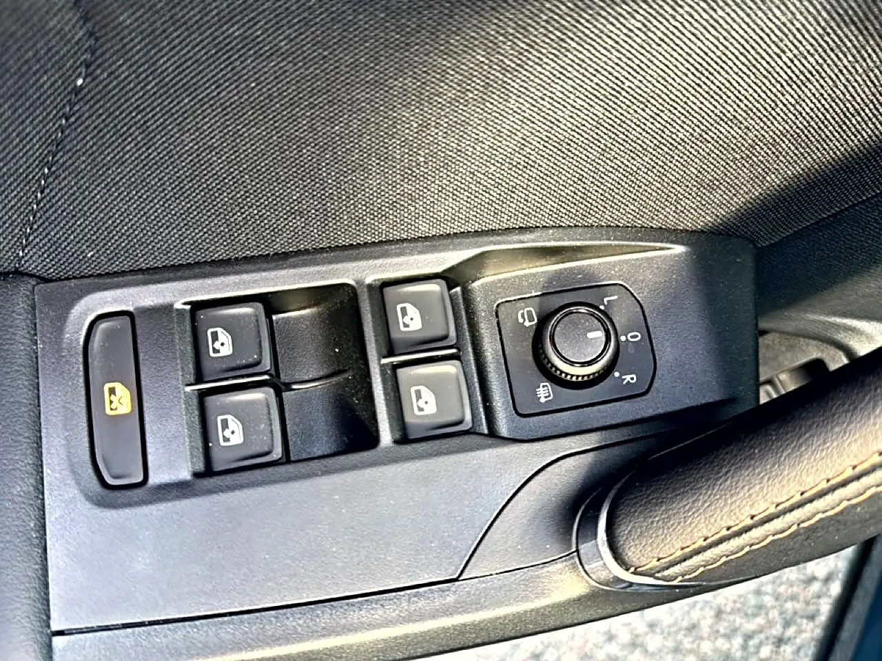 Gros plan sur les commandes des vitres et rétroviseurs côté gauche d’un CUPRA Formentor bleu fjord.