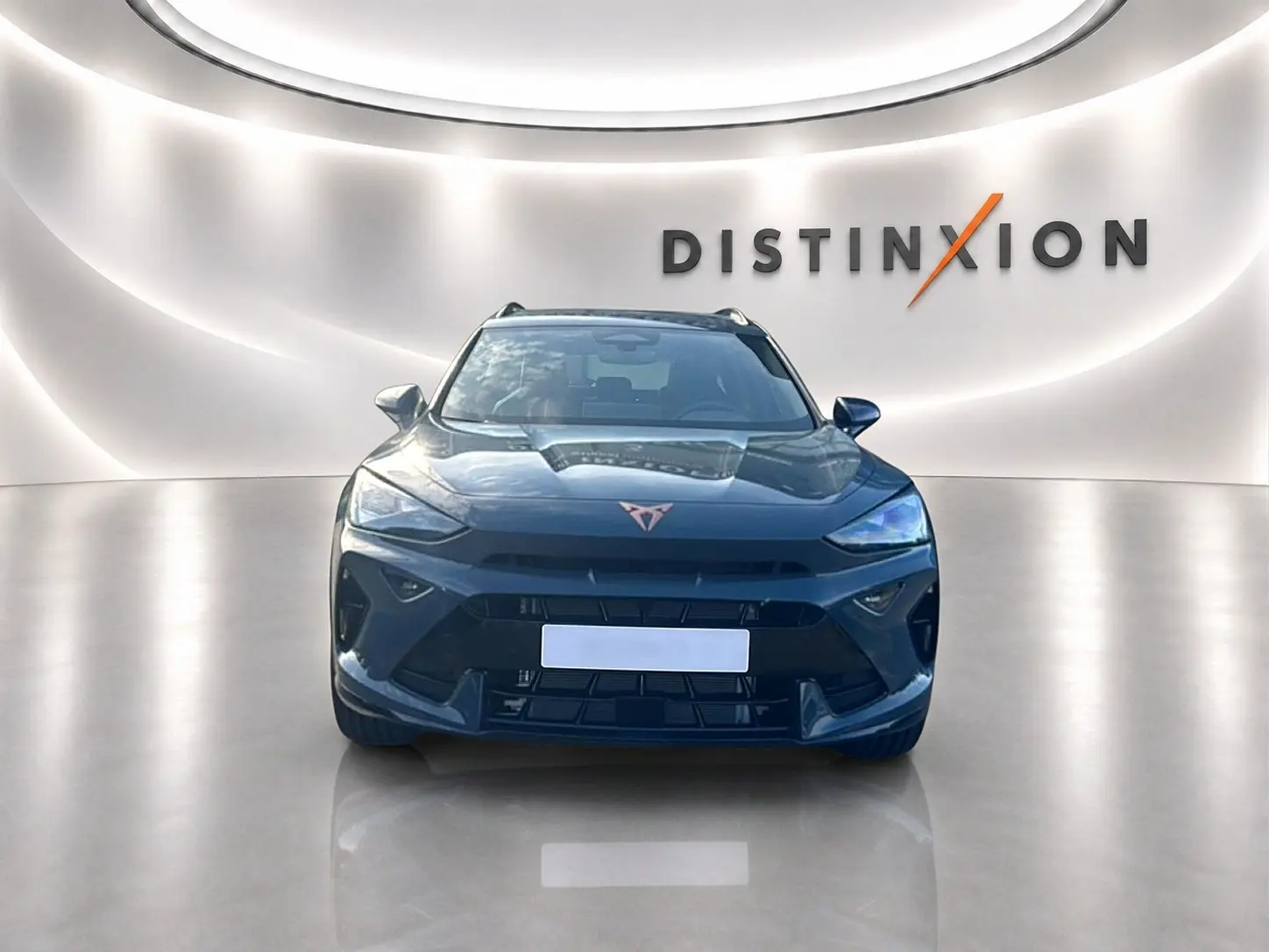 Vue avant d'un CUPRA Formentor 1.5 etsi hybrid bleu fjord avec logo distinctif sur fond lumineux blanc.