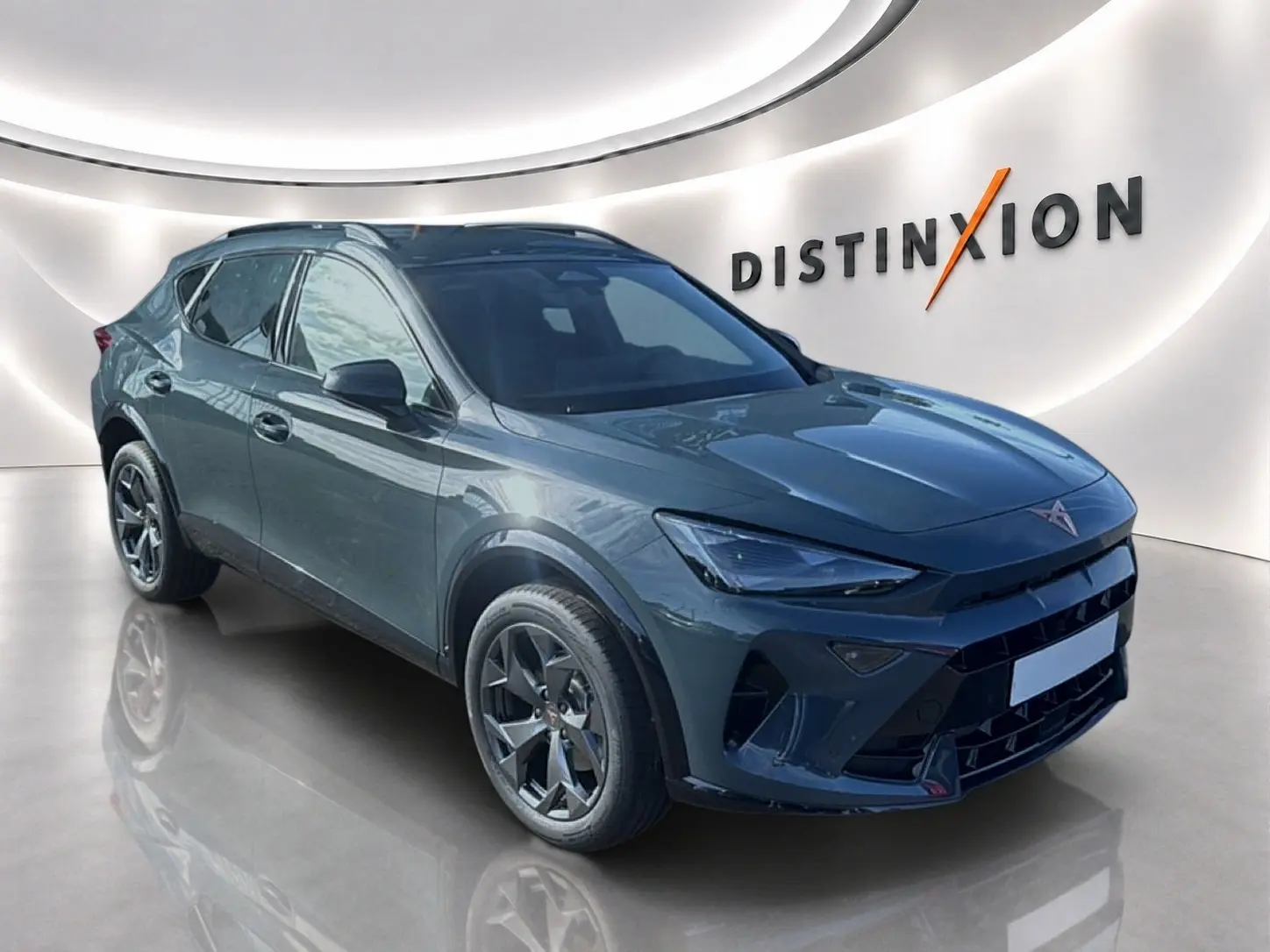Vue 3/4 avant droit du SUV CUPRA Formentor bleu fjord avec jantes 18 pouces et calandre noire brillante.