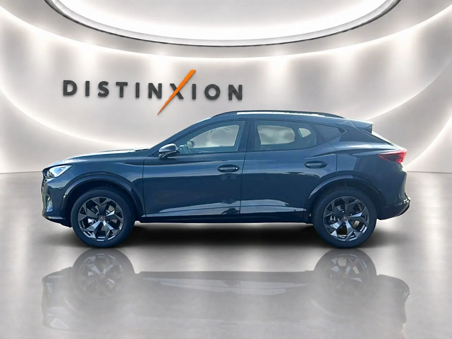 Vue latérale droite d'un CUPRA Formentor 1.5 etsi hybrid bleu fjord avec jantes 18 pouces dans un showroom lumineux.