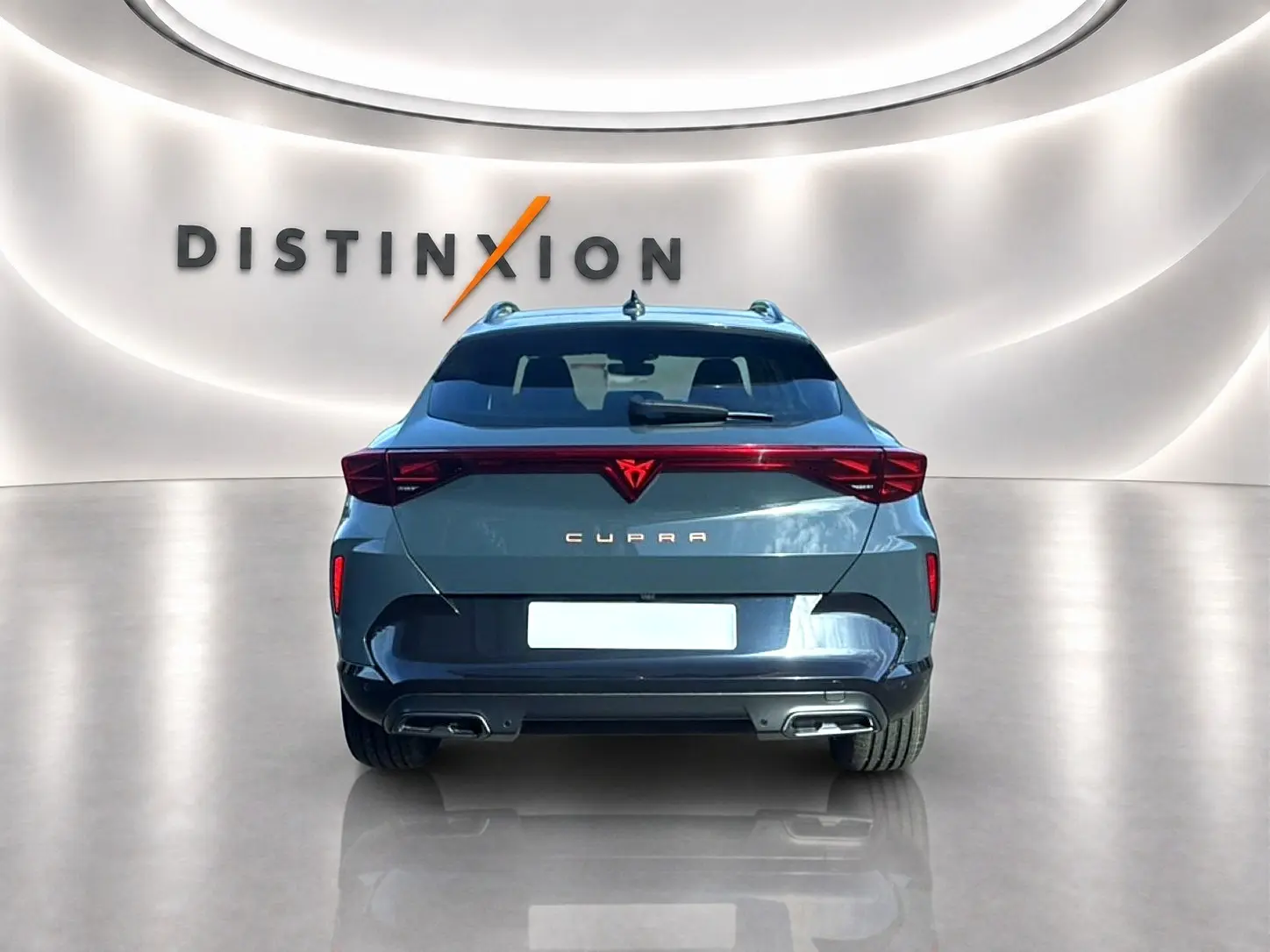 Vue arrière du CUPRA Formentor 1.5 etsi hybrid bleu fjord, avec feux LED et double sortie d’échappement.