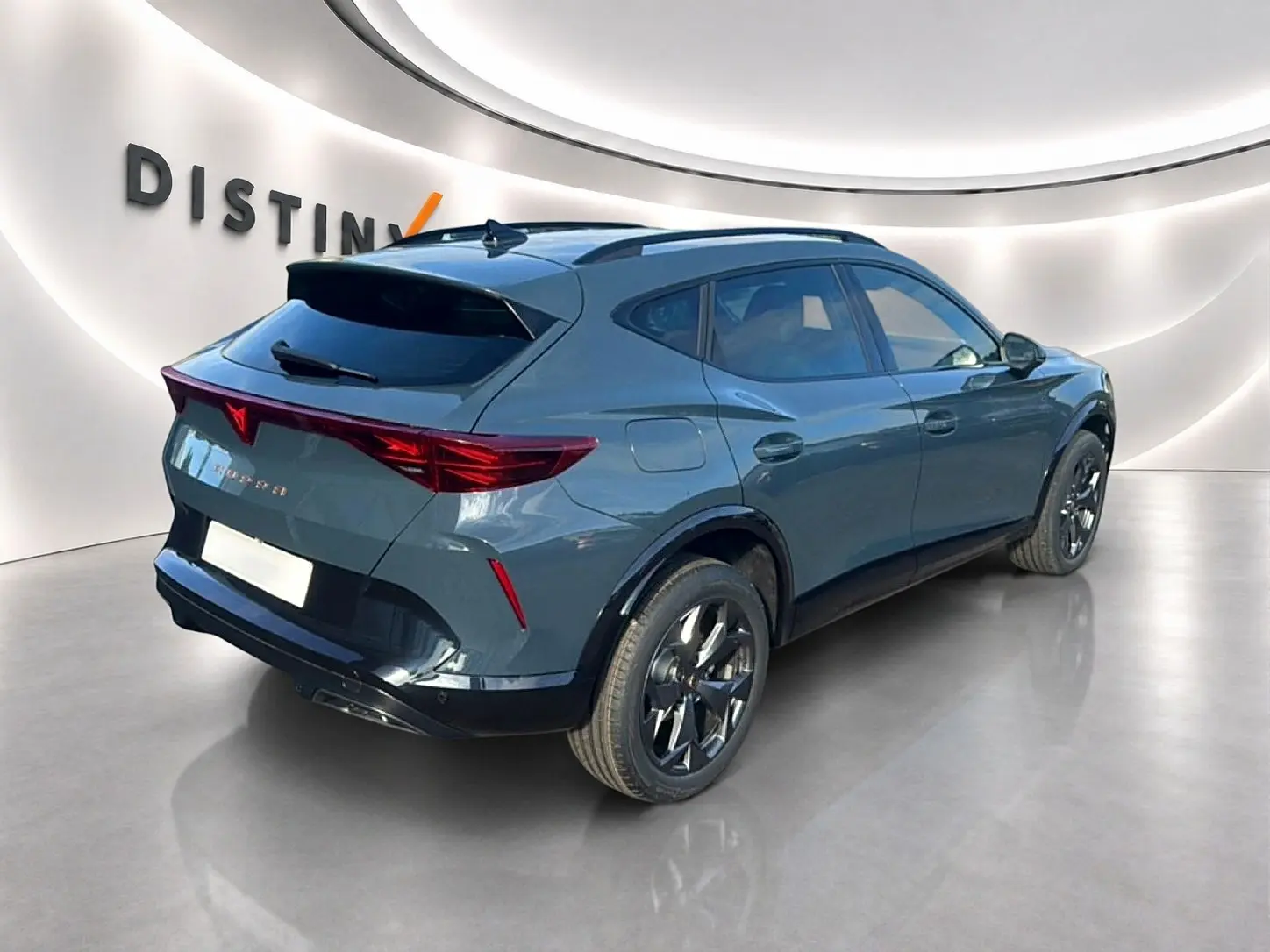 Vue 3/4 arrière droite d'un CUPRA Formentor bleu fjord 2026 avec jantes 18 pouces et feux arrière LED distinctifs.