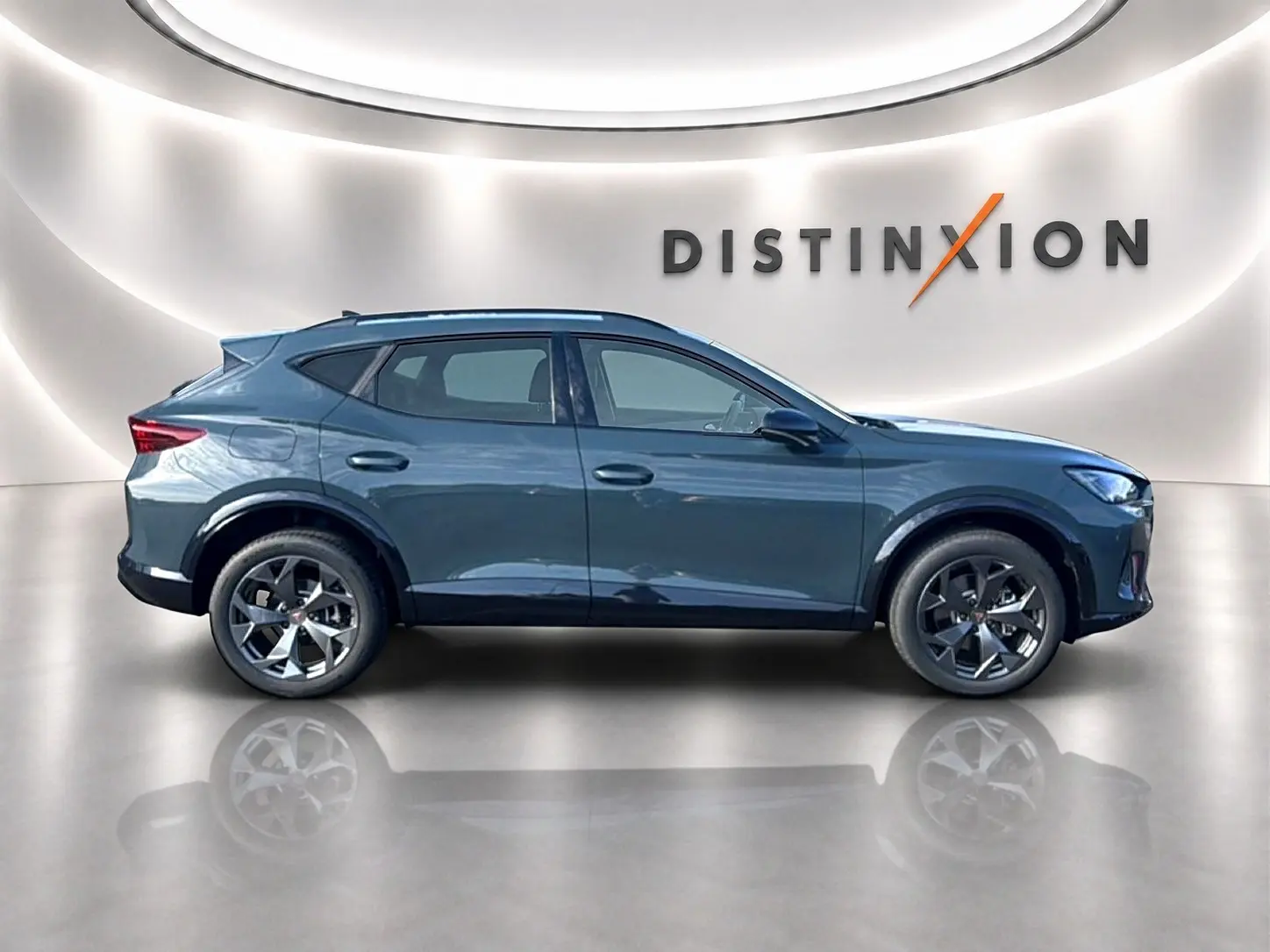 Vue de profil côté gauche du CUPRA Formentor 1.5 etsi hybrid 150 DSG7 en bleu fjord avec jantes 18 pouces.