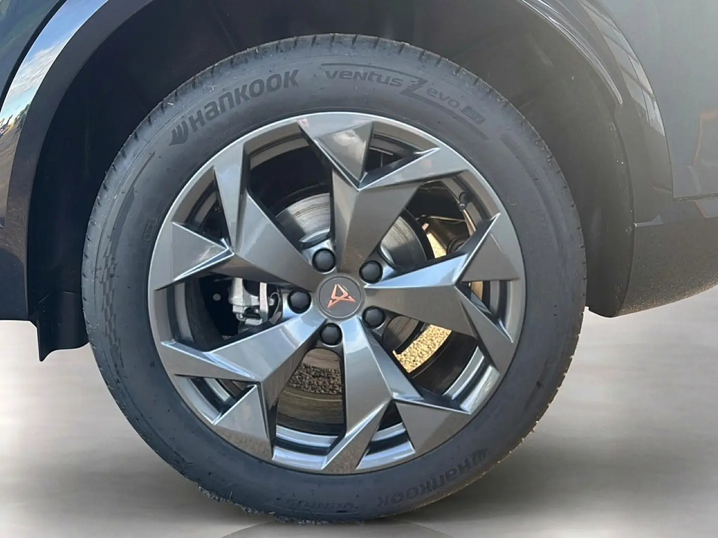 Gros plan sur la jante avant droite du CUPRA Formentor bleu fjord, avec pneu Hankook et logo CUPRA central.