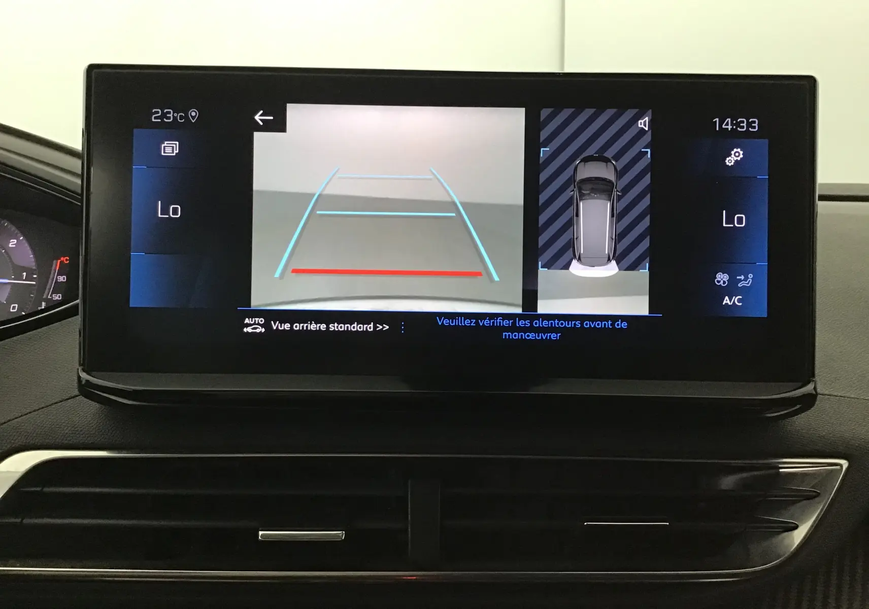 Écran tactile du tableau de bord du Peugeot 5008 blanc nacré de 2021 affichant la caméra de recul et la vue 360° intérieure.