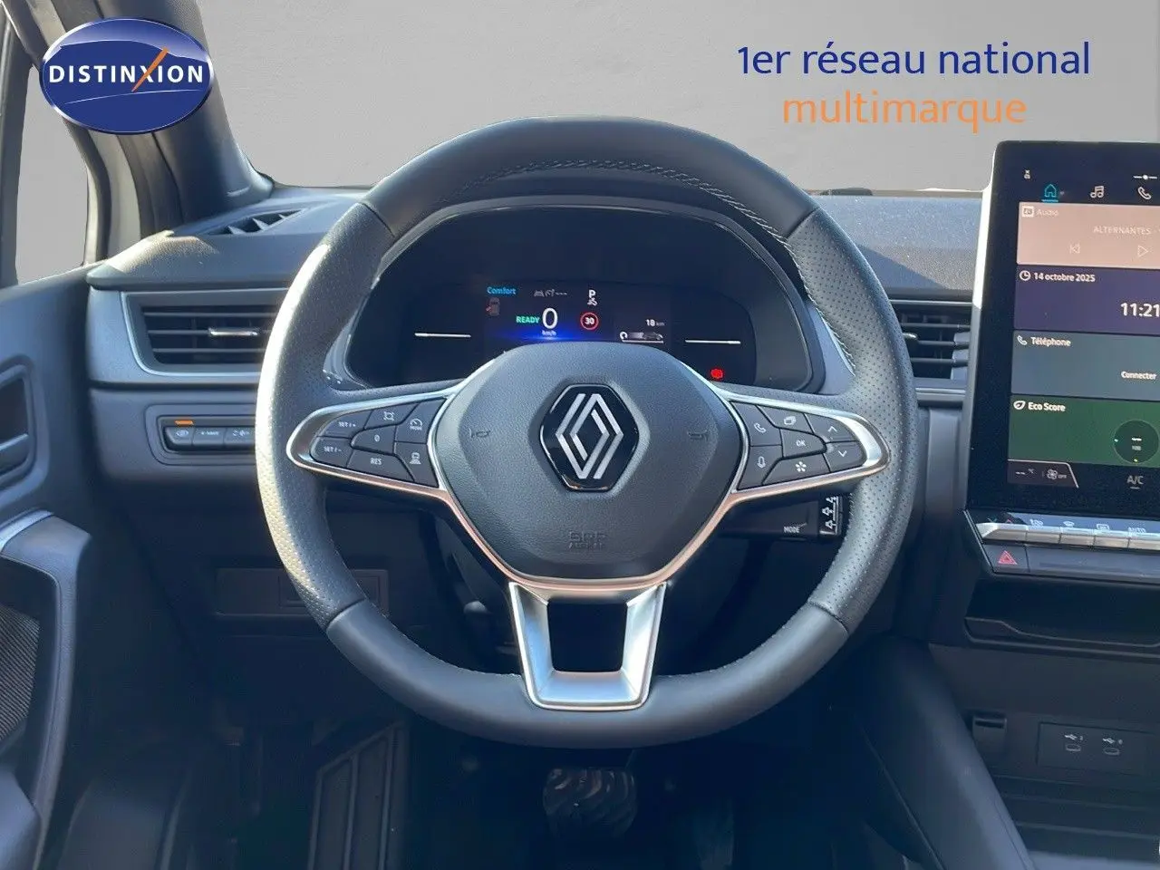 Vue rapprochée du volant noir du Renault Captur E-Tech 2025 avec tableau de bord numérique et écran tactile.