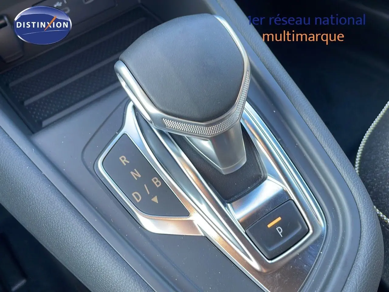 Le levier de vitesse automatique du Renault Captur E-Tech Hybrid 2025 en gros plan, finition chrome et noir.