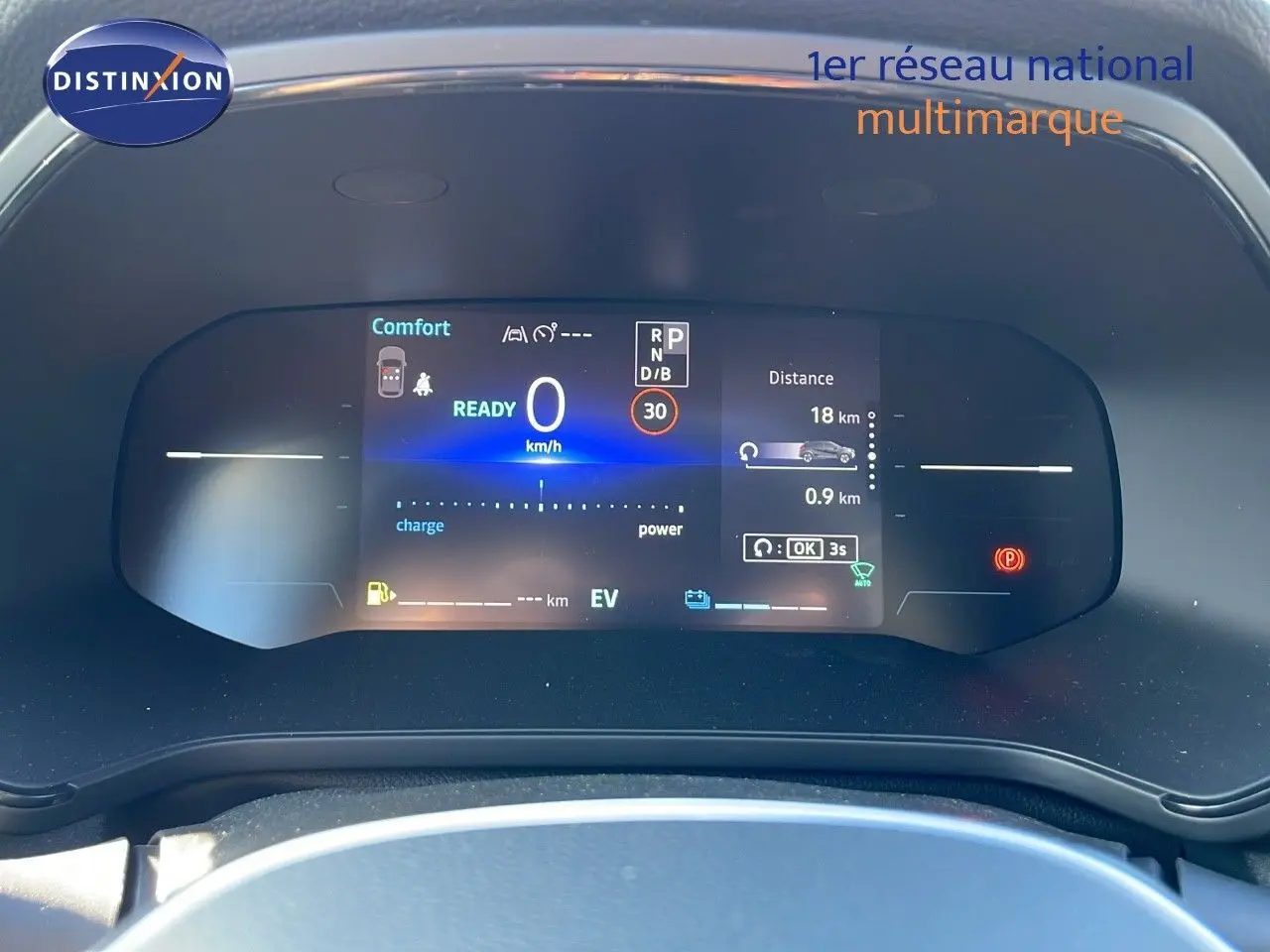 Tableau de bord numérique affichant les informations de conduite du Renault Captur E-Tech Hybrid blanc nacré, vue de face.