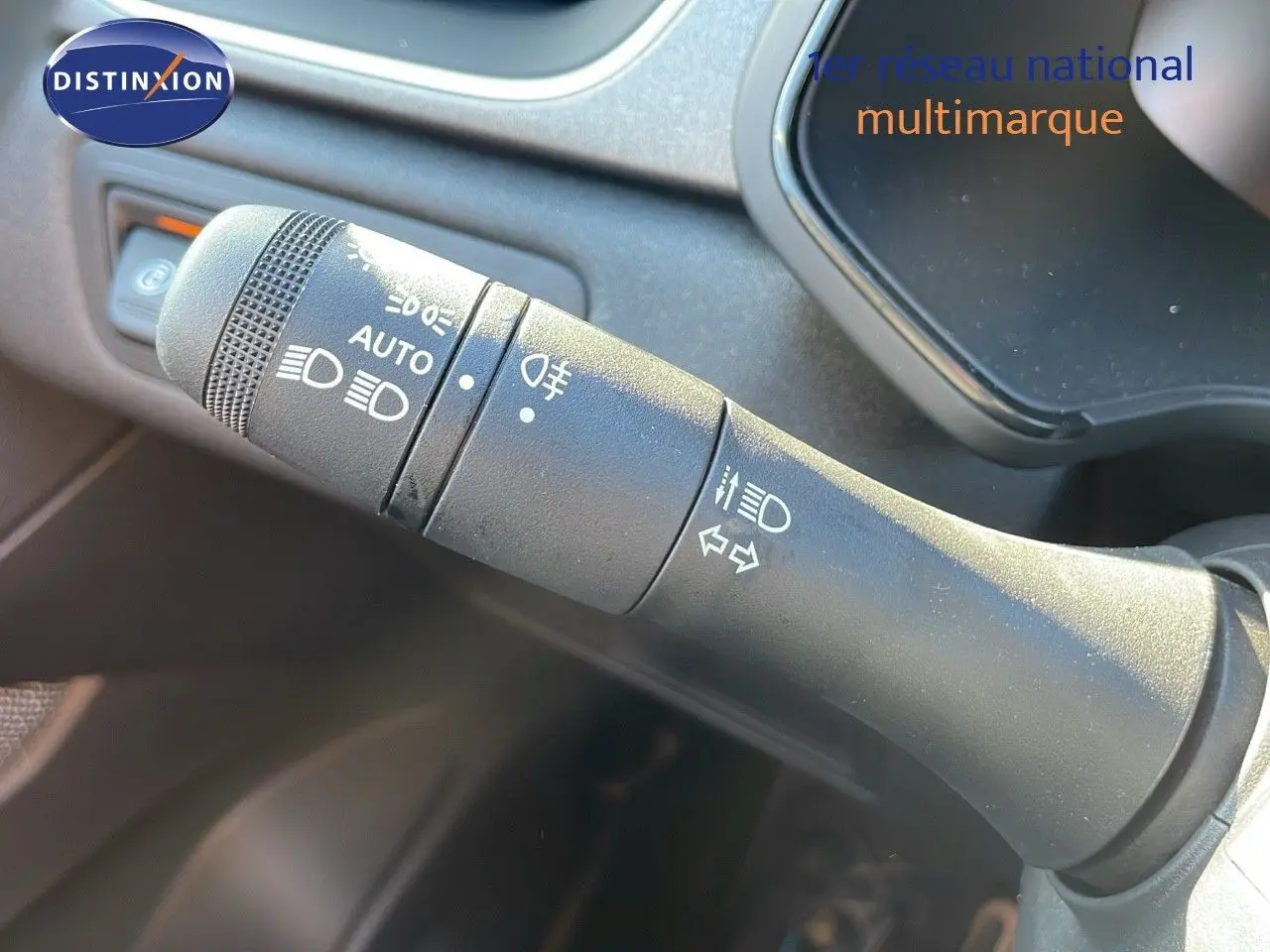 Gros plan sur la commande des phares et clignotants dans l’habitacle du Renault Captur E-Tech hybride 2025.