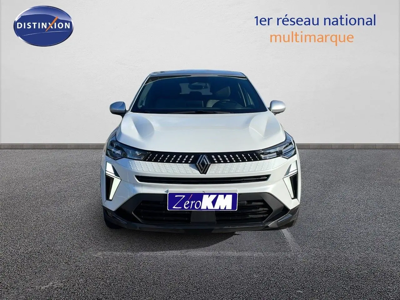 Vue frontale du Renault Captur blanc nacré avec toit gris, mettant en valeur ses feux LED et sa calandre moderne.