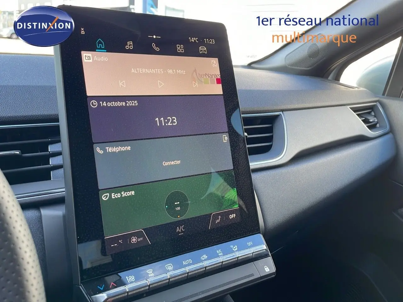 Tableau de bord intérieur du Renault Captur E-Tech 2025 avec écran tactile vertical et finition gris noir.