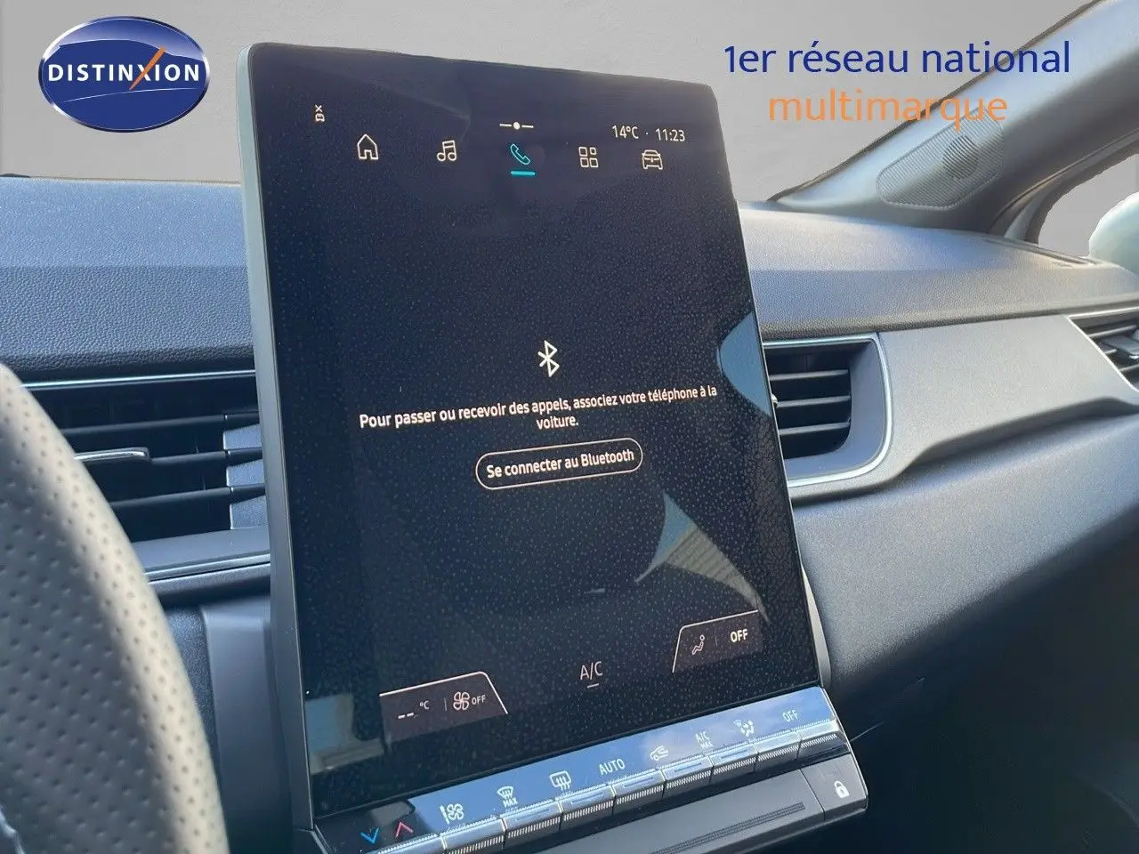 Vue intérieure du tableau de bord du Renault Captur E-Tech hybride 2025 avec écran tactile central vertical et volant partiel visible.