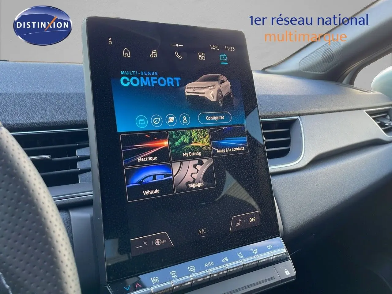 Écran tactile central affichant le mode confort dans l'habitacle du Renault Captur blanc nacré toit gris 2025.