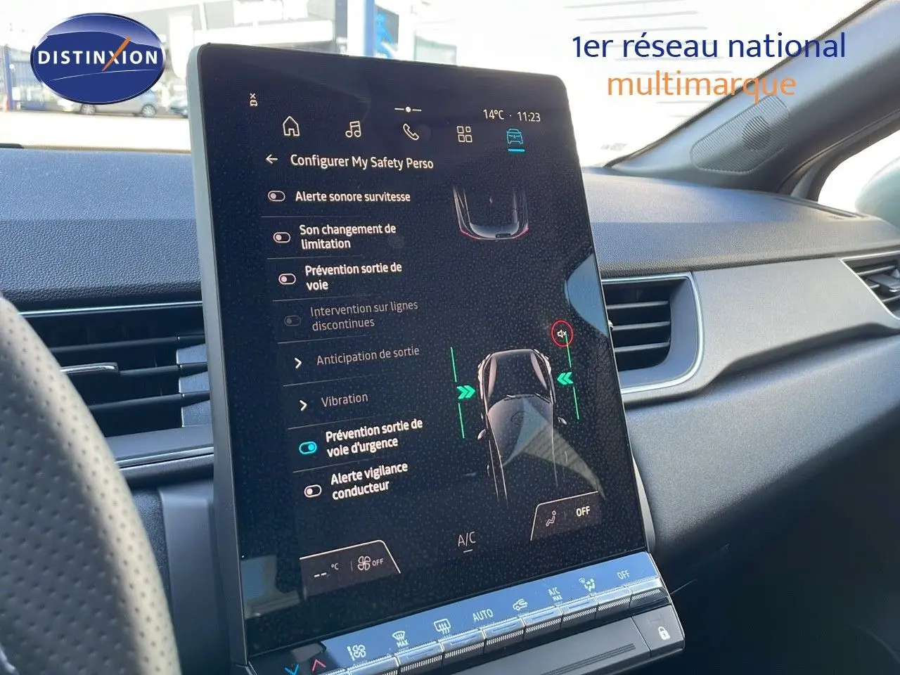 Vue intérieure du tableau de bord du Renault Captur 2025, écran tactile central affichant les aides à la conduite.