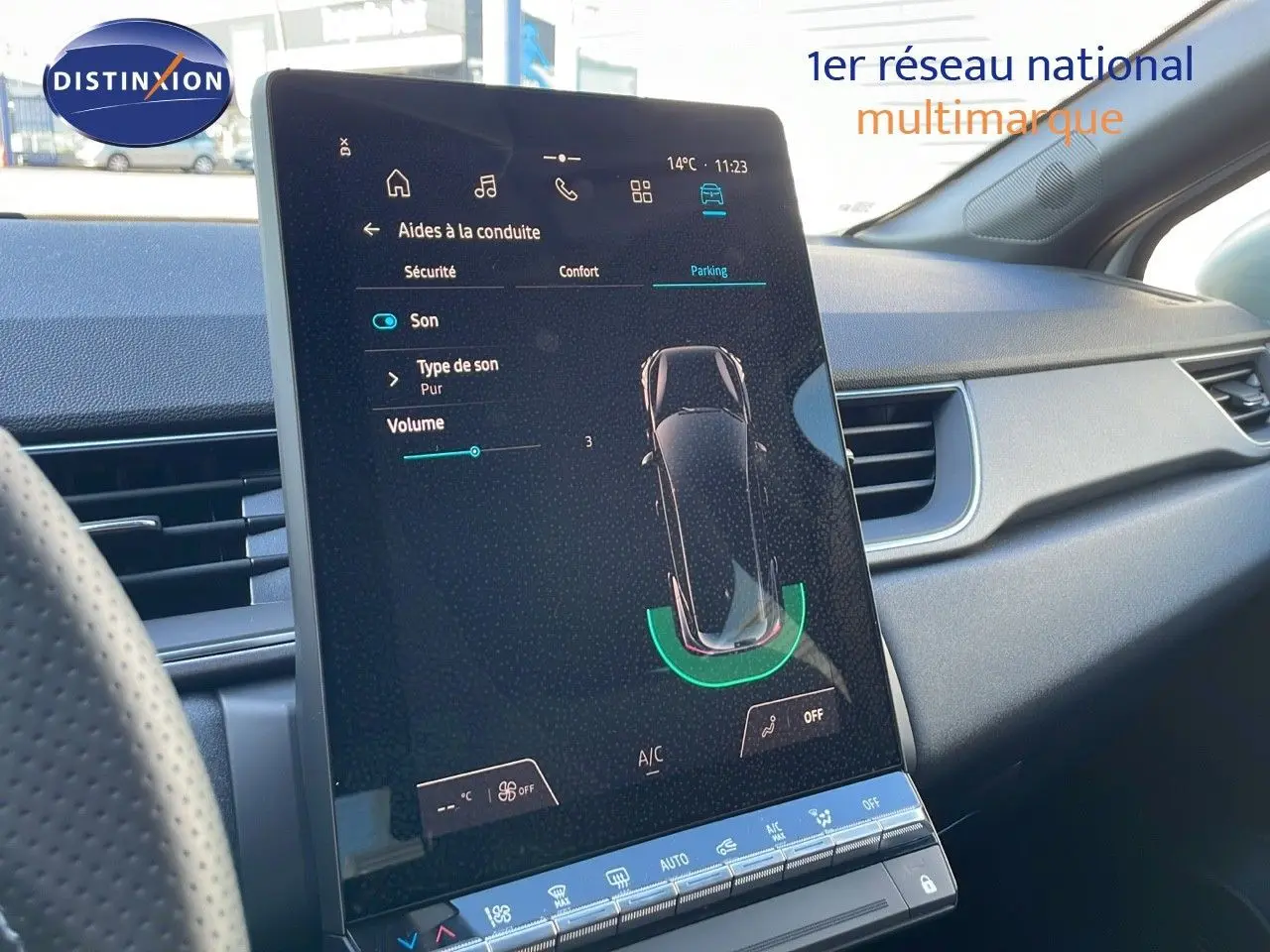 Vue intérieure du tableau de bord du Renault Captur 2025, avec écran tactile central affichant les aides à la conduite.