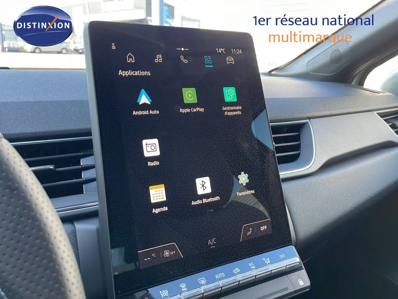 Écran tactile central du tableau de bord du Renault Captur E-Tech blanc nacré, affichant les applications connectées.
