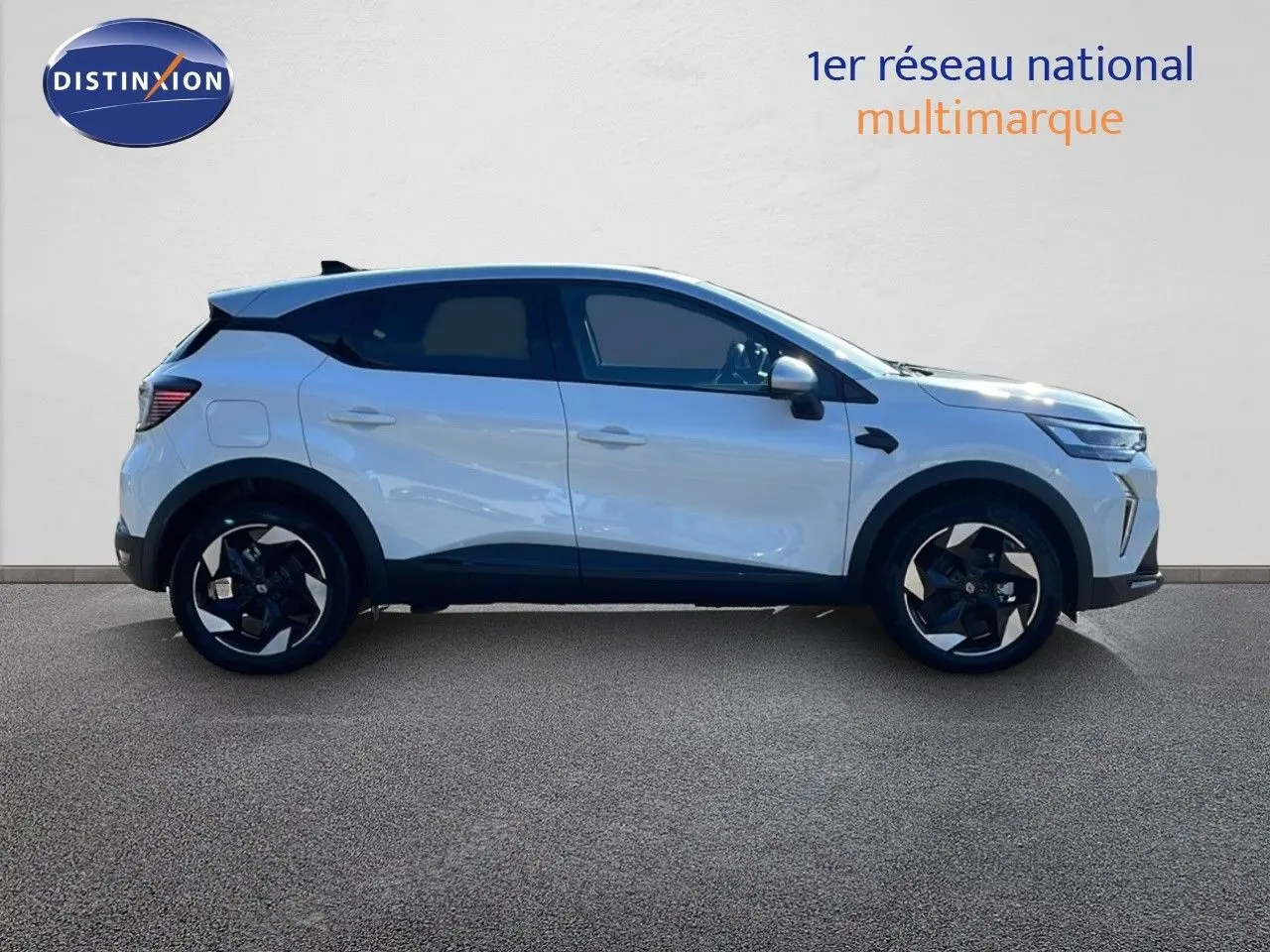 Profil droit du Renault Captur E-Tech hybride blanc nacré avec toit gris, jantes noires et détails modernes.