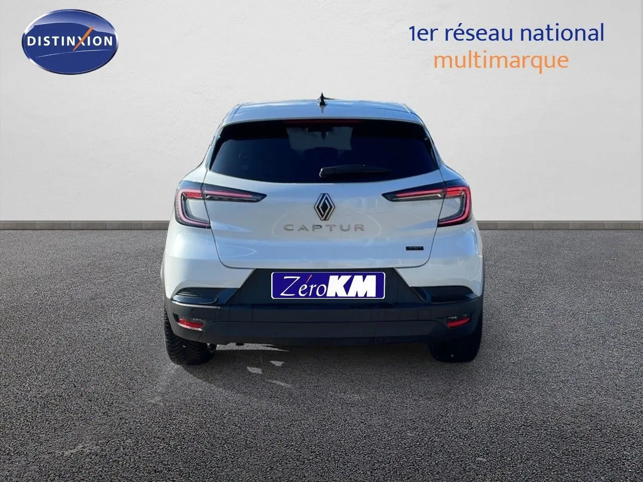 Vue arrière d'un Renault Captur blanc nacré avec toit gris, mettant en valeur ses feux LED et son design compact.