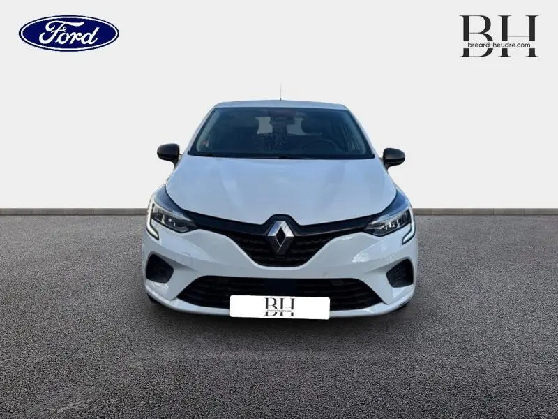Vue de face d'une Renault Clio blanche 2020 avec phares LED et calandre noire distinctive.