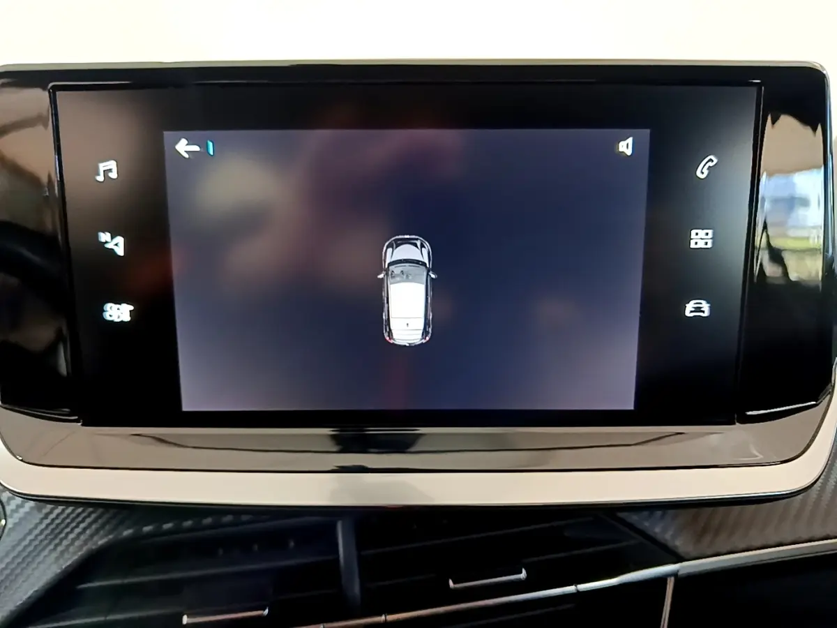 Écran tactile central affichant la vue aérienne d'une Peugeot 208 électrique blanche, intérieur moderne.