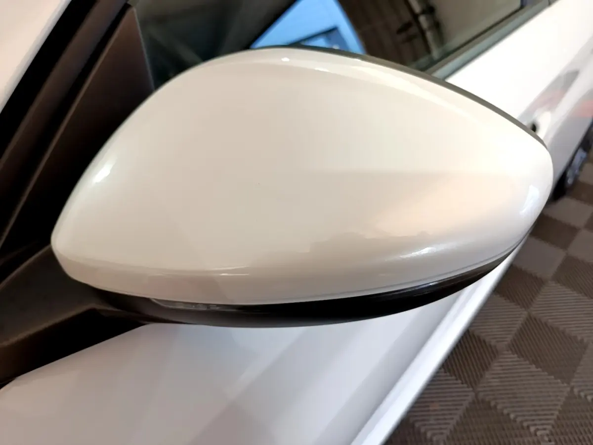Rétroviseur blanc côté conducteur d'une Peugeot 208 électrique Active Business 2021, vue rapprochée en angle.