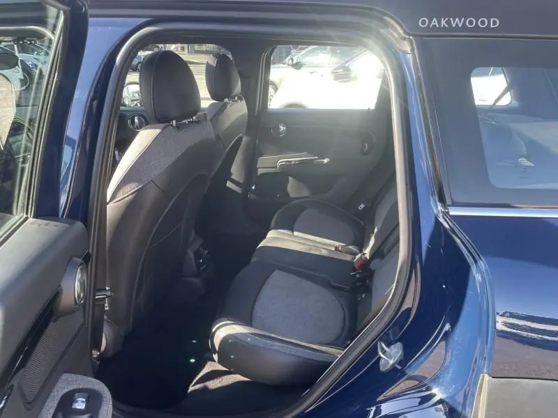 Vue intérieure arrière côté droit du MINI Countryman Cooper D bleu 2018, mettant en valeur les sièges arrière et la porte ouverte.