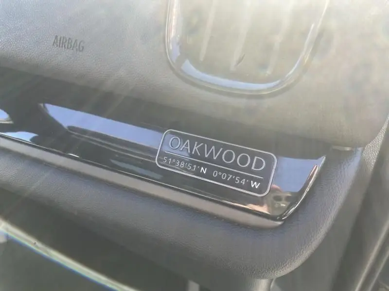 Gros plan sur la plaque Oakwood noire brillante du tableau de bord du MINI Countryman Cooper D 2018, intérieur noir.