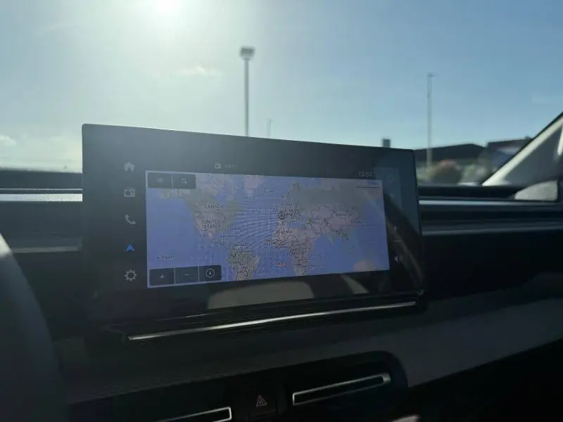 Écran tactile central affichant une carte GPS dans l'habitacle d'une Citroën C3 électrique noire, vue de face.