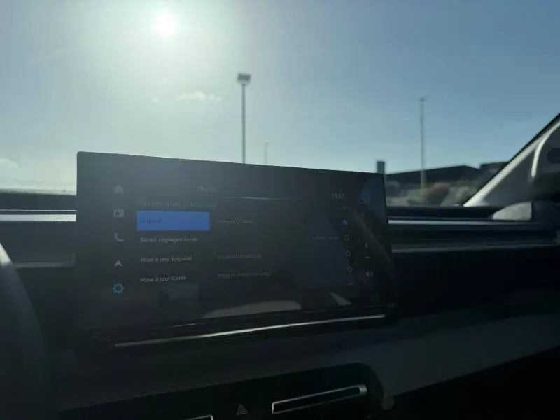 Vue intérieure du tableau de bord de la Citroën C3 électrique 2025, écran tactile avec lumière naturelle intense.