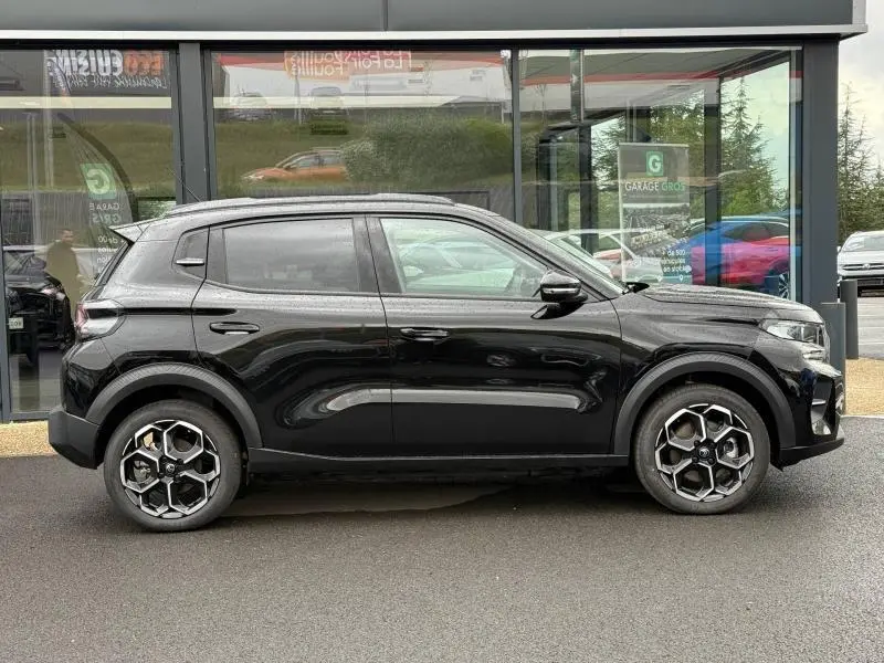 Profil côté gauche d'une Citroën C3 électrique 2025 en noir Perla Nera, avec jantes alu et vitres surteintées.