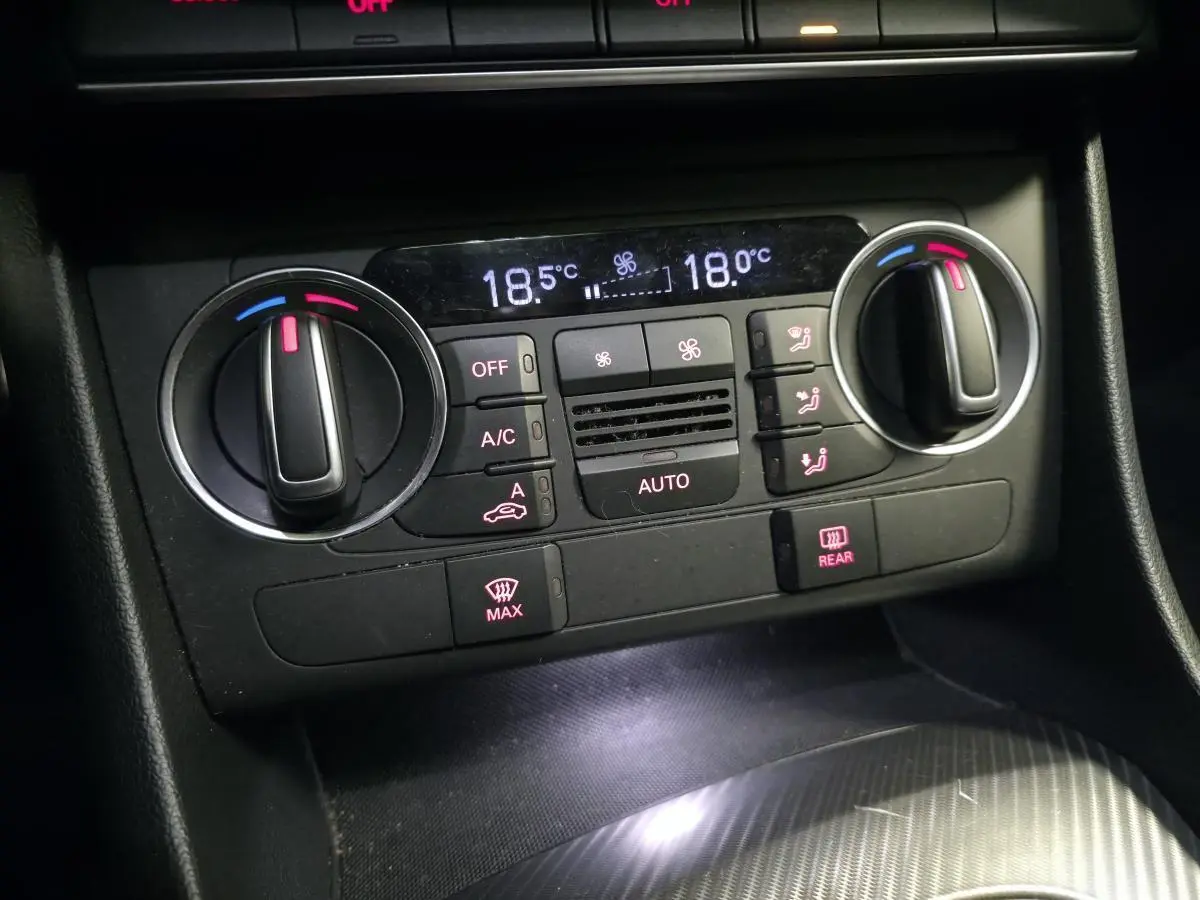 Gros plan sur la console de climatisation automatique de l'Audi Q3 2016 avec affichage digital et commandes rotatives.