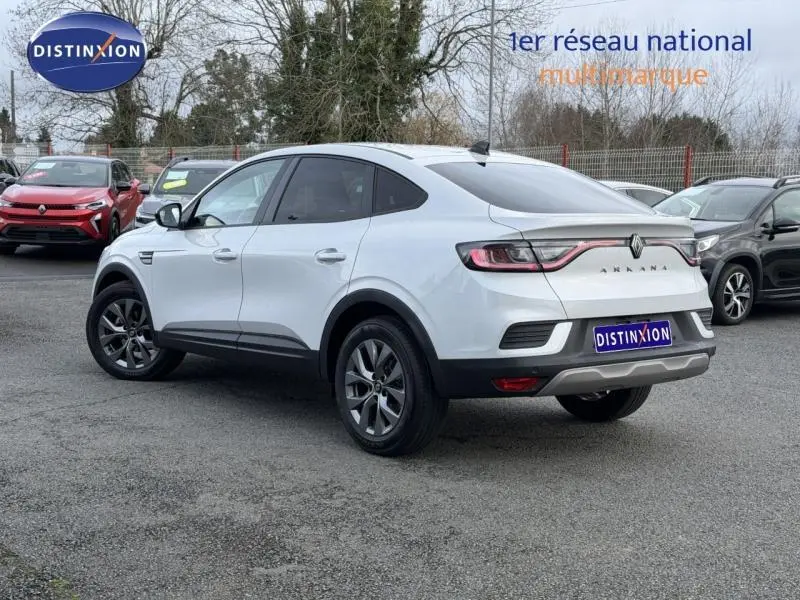 Vue 3/4 arrière droite d'un Renault Arkana blanc 2025 avec feux arrière allongés et jantes foncées.