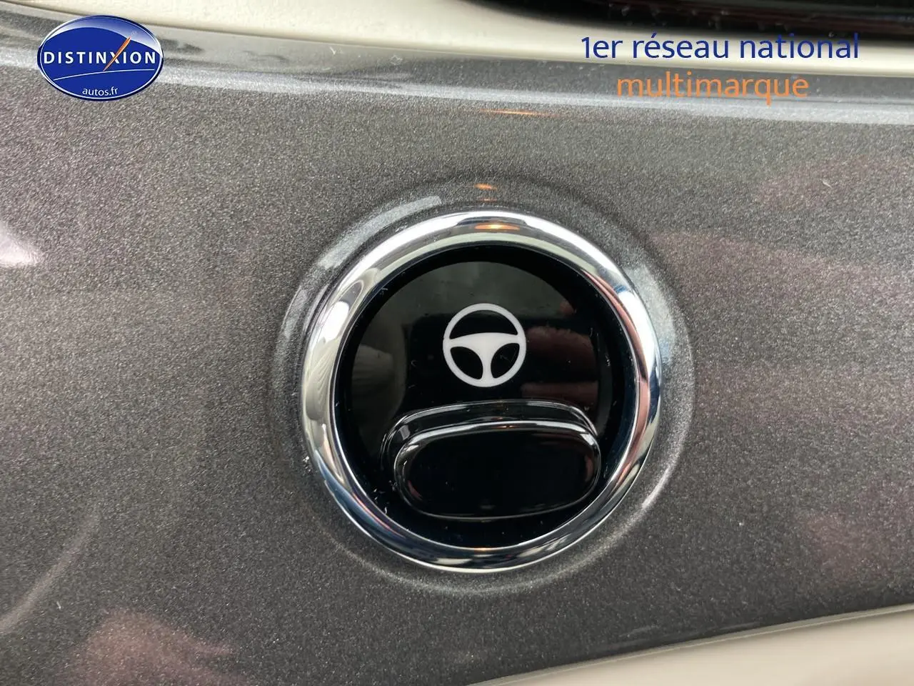 Gros plan sur la poignée de porte gris métallisé de la FIAT 500 1.0 70 bsg dolcevita 2022.