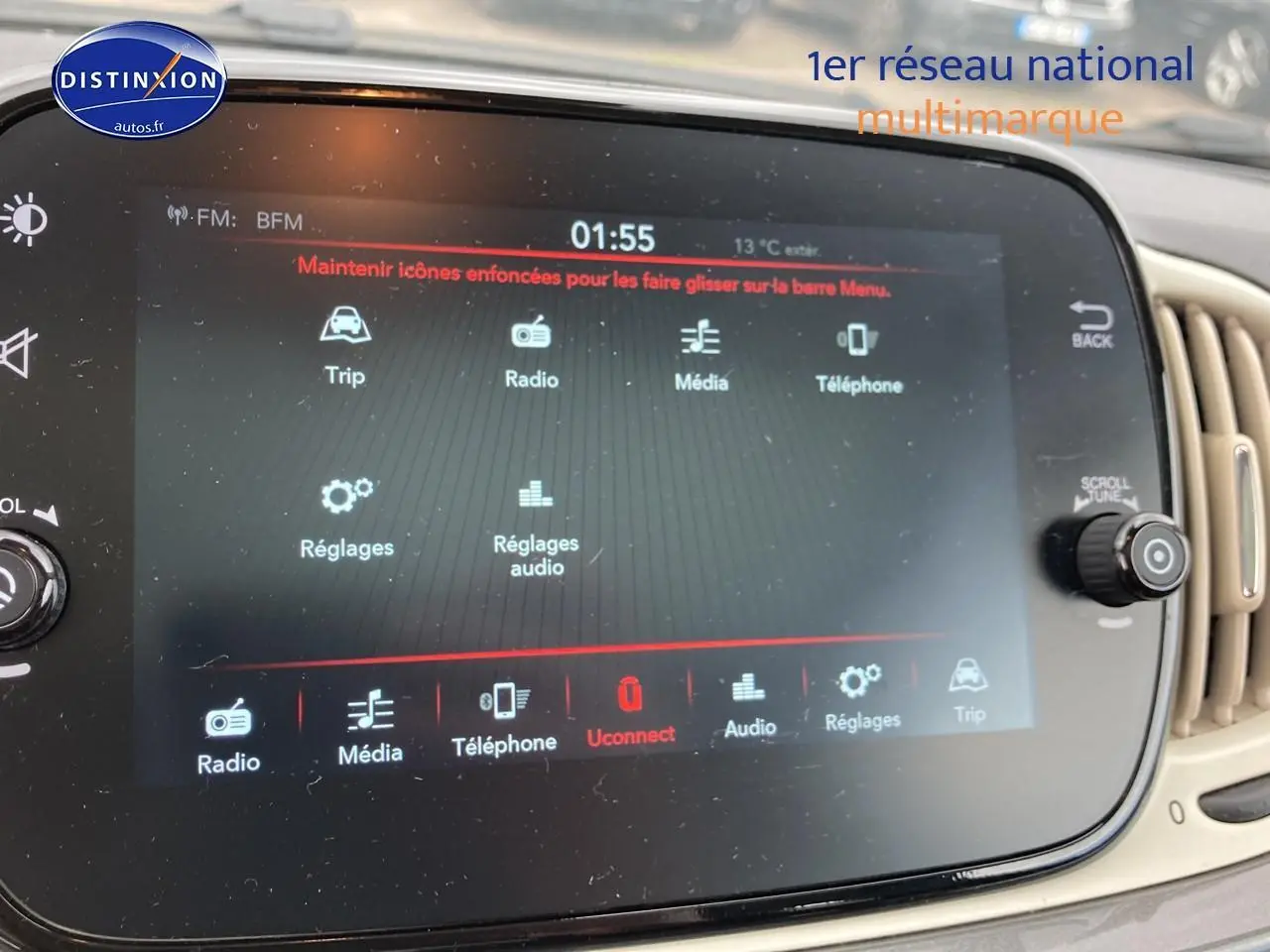 Écran tactile central de la Fiat 500 gris 2022 affichant le menu radio et médias, avec commandes autour.