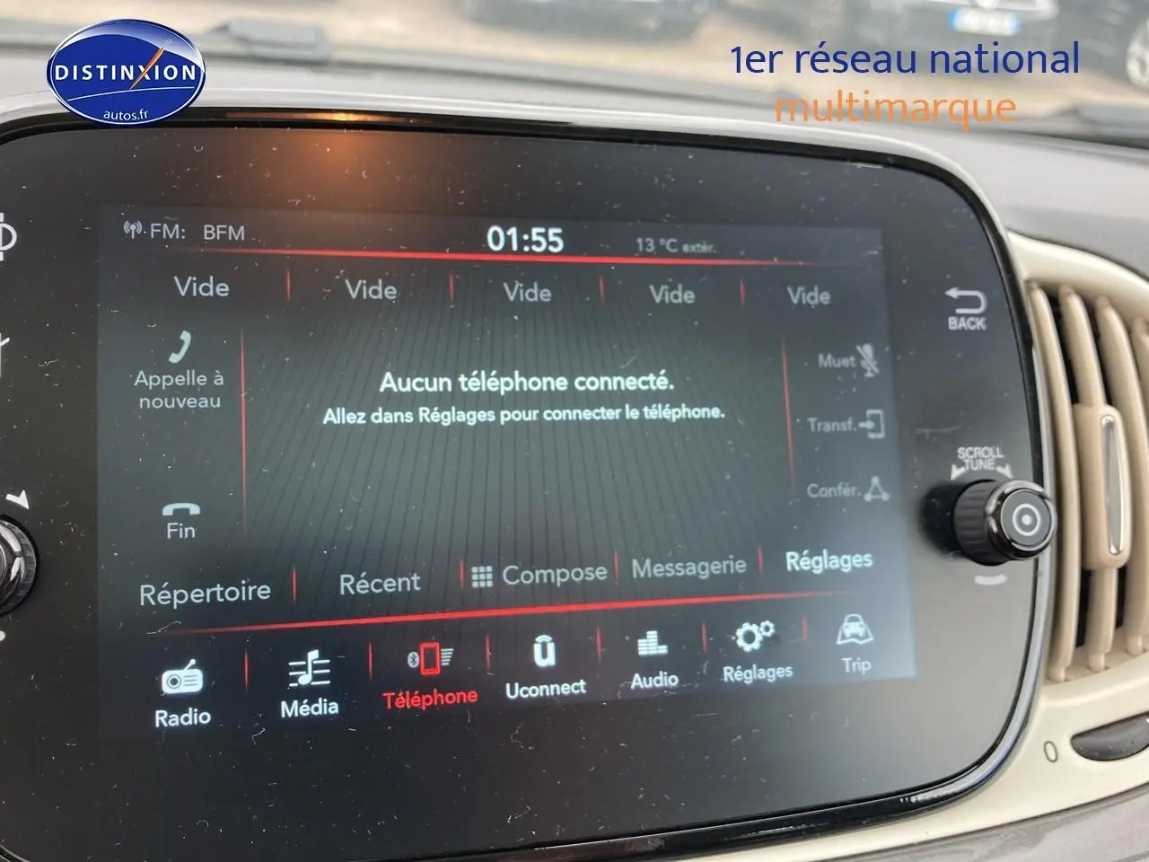 Écran tactile central de la Fiat 500 gris, affichant le menu téléphone sans connexion active, vue de face.