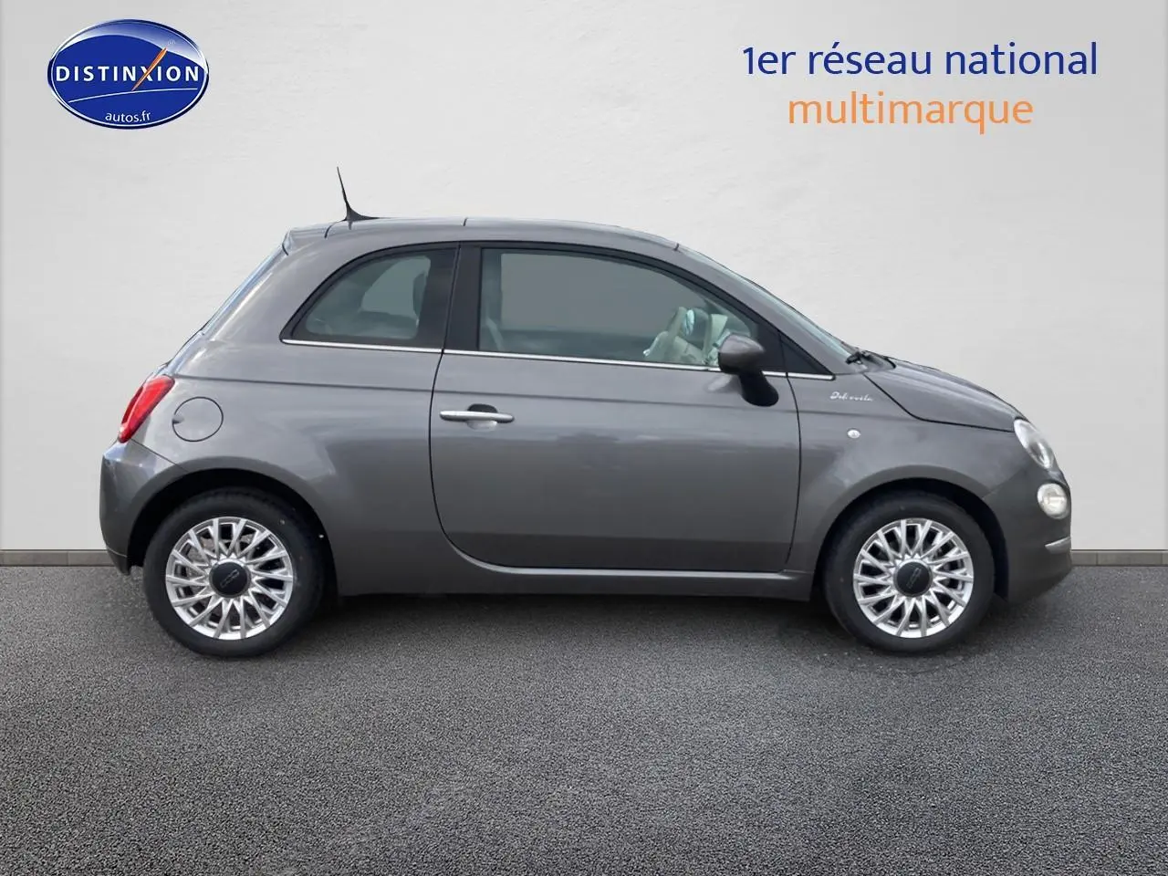 Profil droit d'une FIAT 500 gris métallisé 2022 avec jantes alu et toit panoramique en verre visible.