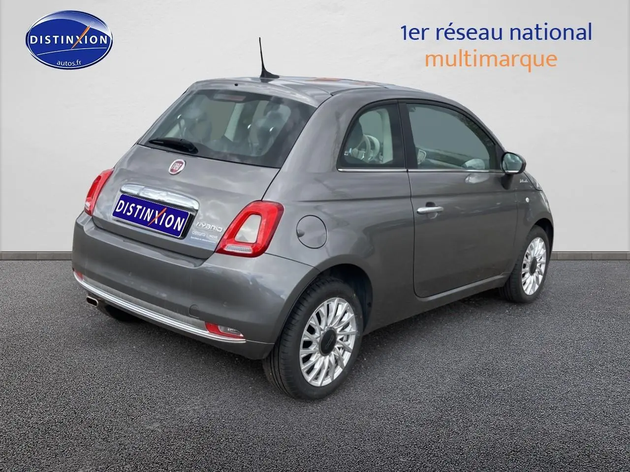 Vue 3/4 arrière droite d'une Fiat 500 gris métallisé avec jantes alu et feux arrière LED.