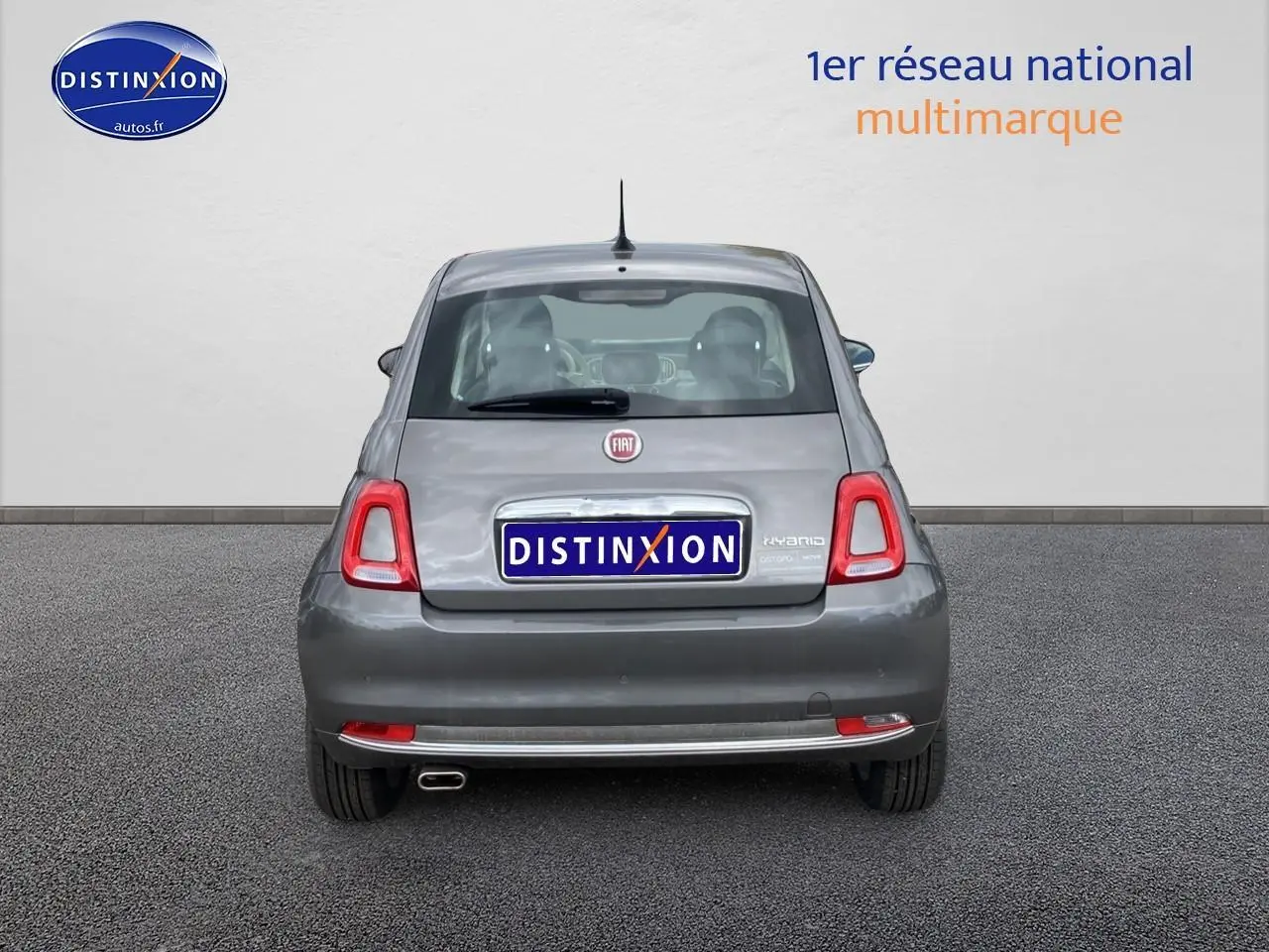 Vue arrière d'une FIAT 500 gris métallisé 2022 avec feux LED et sortie d'échappement chromée visible.