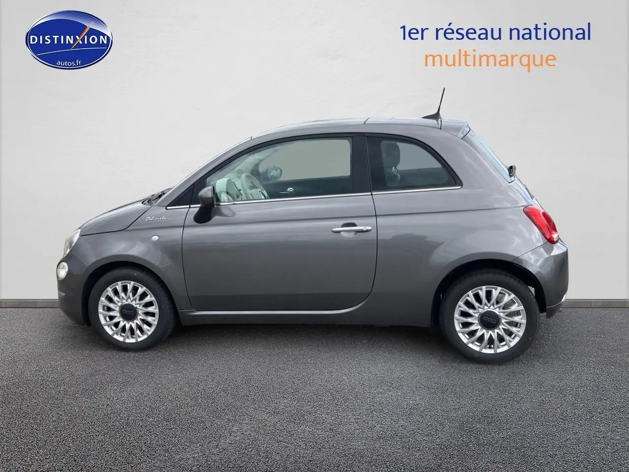 Profil côté gauche d'une Fiat 500 gris métallisé version Dolcevita avec jantes alu et toit panoramique.