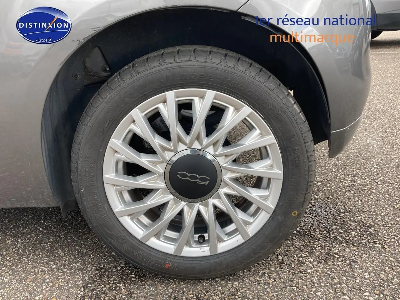 Gros plan sur la roue avant gauche gris métallisé d'une FIAT 500 1.0 70 bsg dolcevita avec jante alu distinctive.