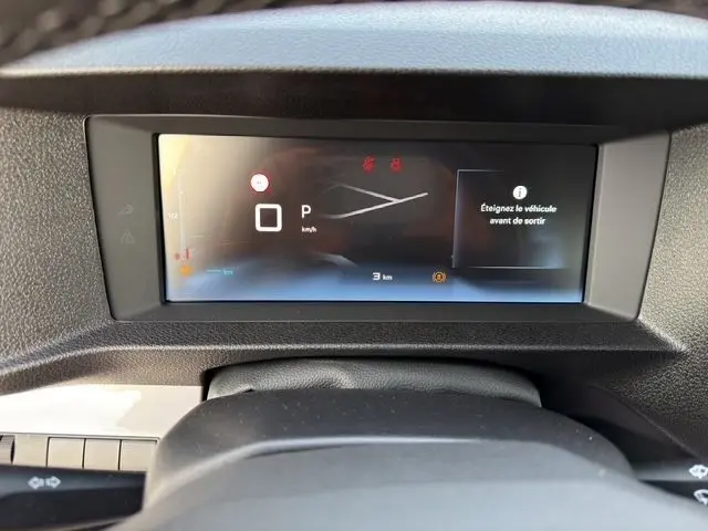 Vue rapprochée du tableau de bord numérique du Citroën Jumpy XL blanc, affichant le mode parking et un message d'arrêt du véhicule.