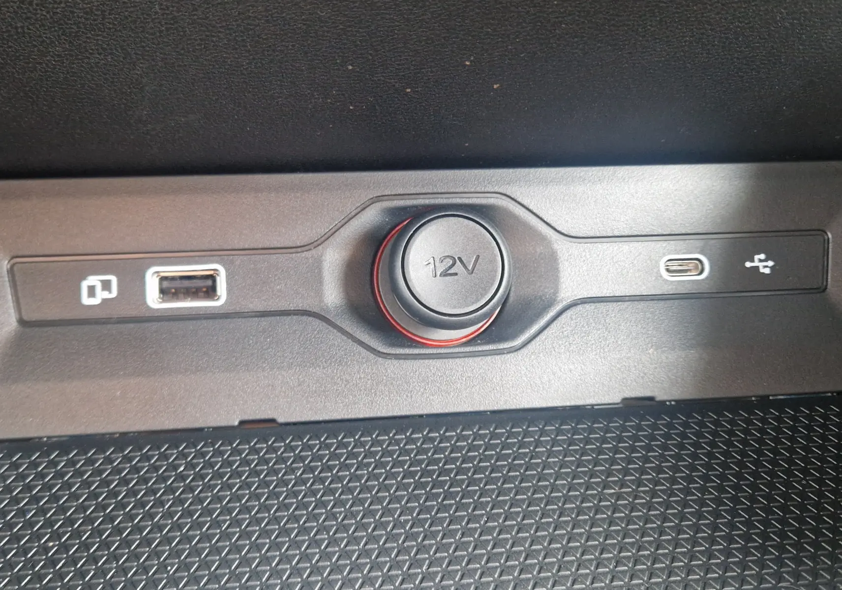 Gros plan sur la prise 12V et ports USB-C et USB-A du tableau de bord du MG3 1.5L HYBRID+ 195CH LUXURY gris Hampstead.