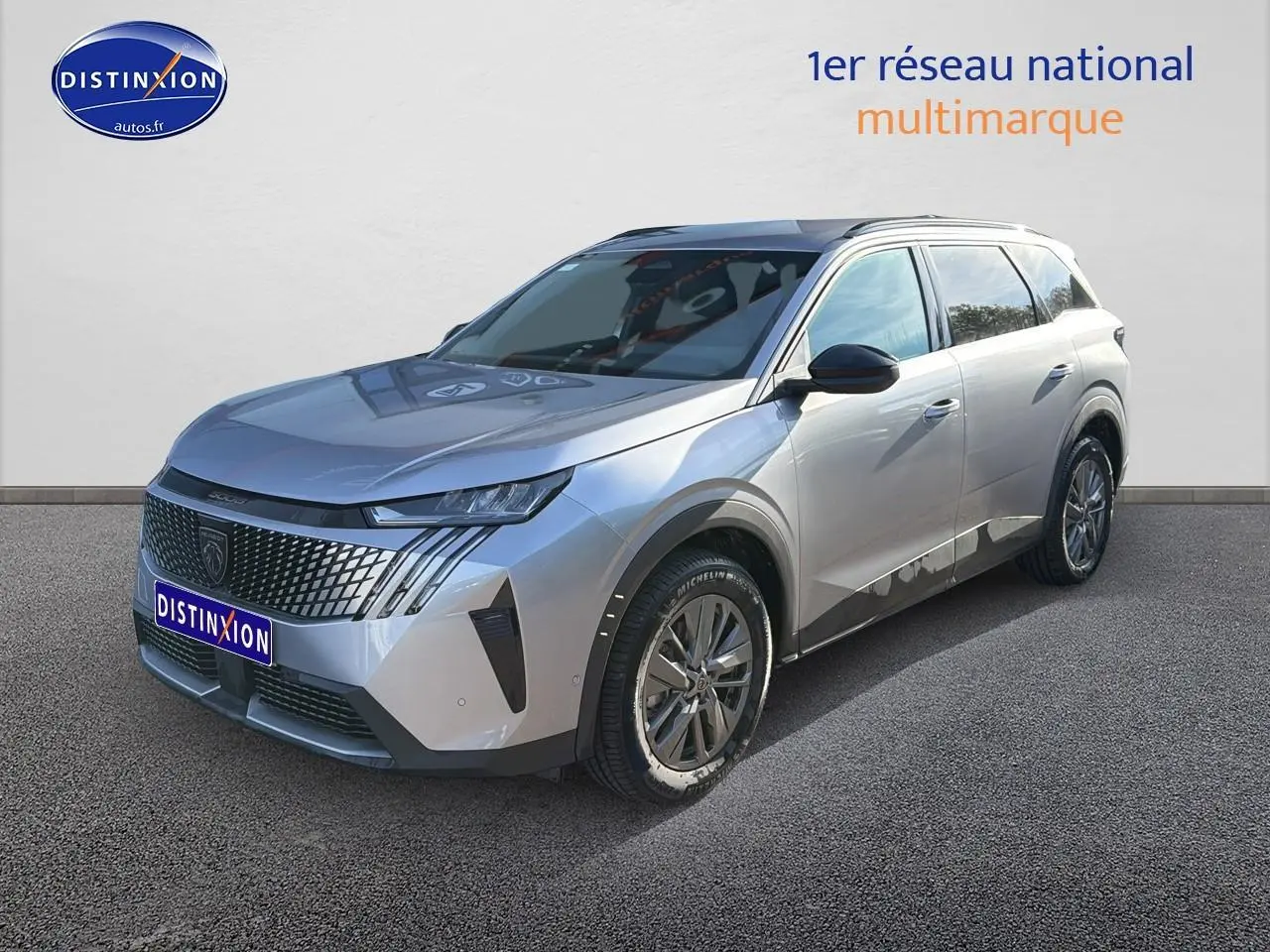 Peugeot 5008 Hybrid 145 allure gris artense en 3/4 avant droit sur fond neutre, avec calandre distinctive et jantes alu.